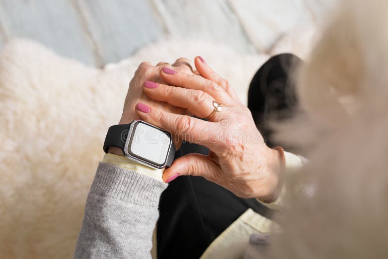 Alte Person, die intelligente Uhr verwendet lizenzfreie stockfotografie