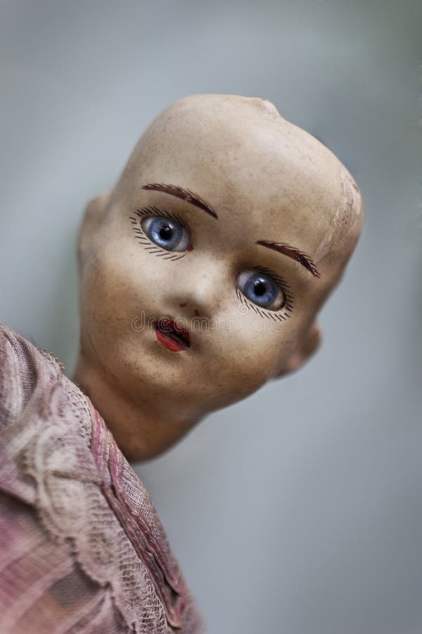 Alte Porzellan-Puppe stockbild. Bild von porträt, augen - 77206783