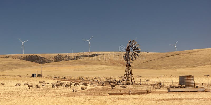 Alte Pumpe des defekten Winds und neue Windgeneratoren. Australien.