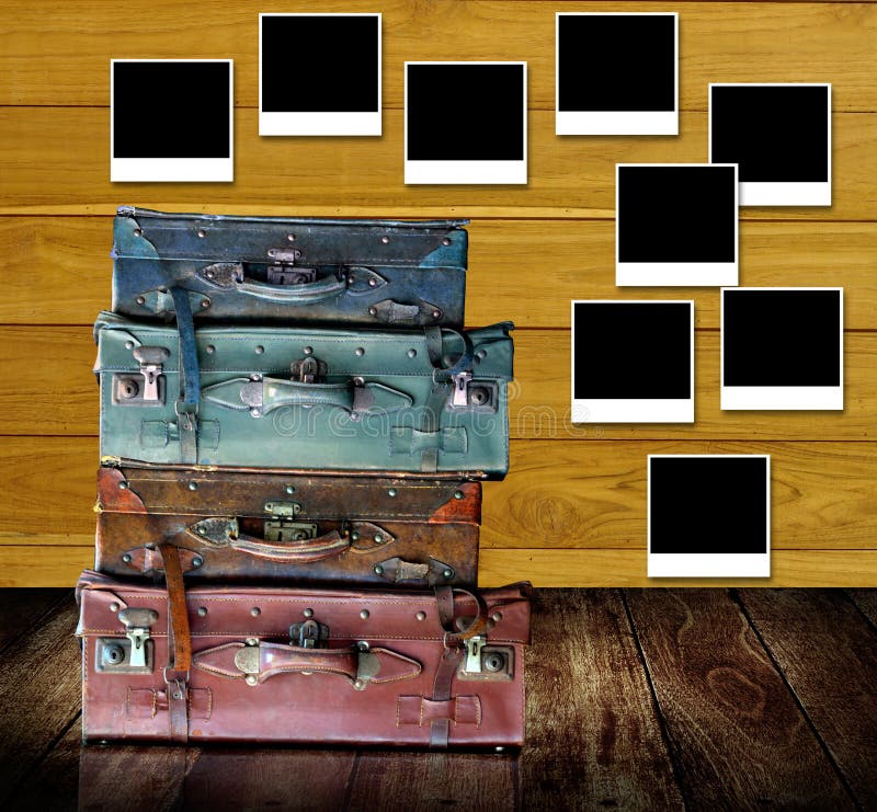 Alte Reise bauscht sich mit Fotorahmenposten auf hölzerner Wand lizenzfreie stockbilder Alte Reise bauscht sich mit Fotorahmenposten auf hölzerner Wand lizenzfreie stockbilder