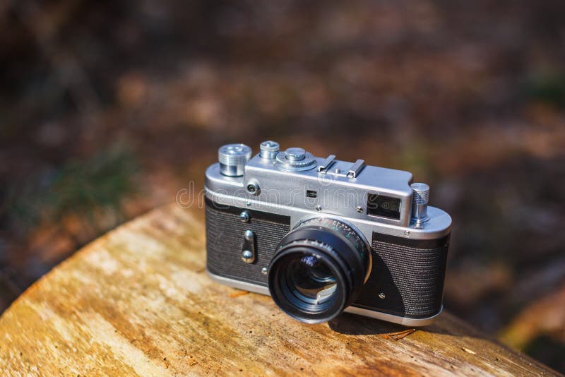 Alte Retro- Filmkamera in einem sonnigen Frühlingswald stockfoto Alte Retro- Filmkamera in einem sonnigen Frühlingswald stockfoto