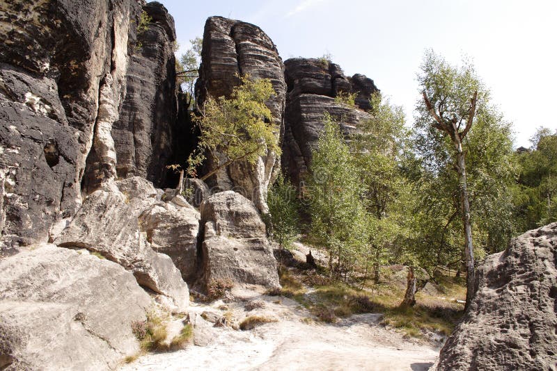 Alte rocce che stanno insieme vicine immagine stock libera da diritti Alte rocce che stanno insieme vicine immagine stock libera da diritti