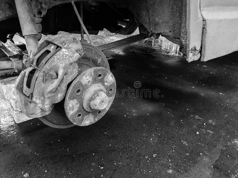 Alte rostige abgenutzte Bremsscheiben, Auflagen eines LKWs, Auto Autosuspendierungsreparatur Ersetzen des Rades lizenzfreie stockbilder Alte rostige abgenutzte Bremsscheiben, Auflagen eines LKWs, Auto Autosuspendierungsreparatur Ersetzen des Rades lizenzfreie stockbilder