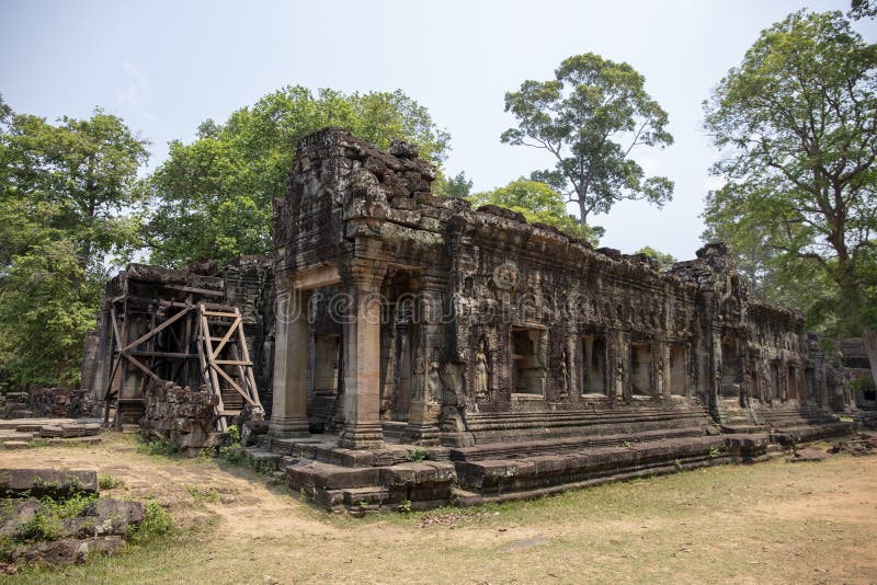 Alte Ruinen von Tempel Banteay Kdei in Angkor Wat Komplex, Kambodscha Steintempelruinenwiederherstellung mit Baugerüsten lizenzfreies stockbild Alte Ruinen von Tempel Banteay Kdei in Angkor Wat Komplex, Kambodscha Steintempelruinenwiederherstellung mit Baugerüsten lizenzfreies stockbild