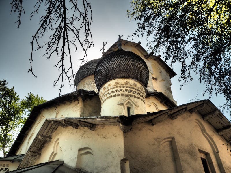 Alte Russisch-Orthodoxe Kirche mit Hauben lizenzfreie stockfotos