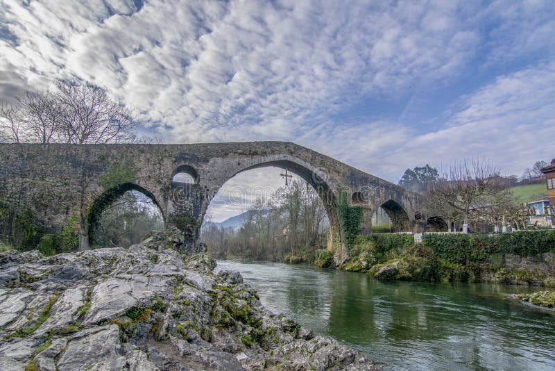 Alte römische Steinbrücke in Cangas de Onis, Asturien, Spanien stockbilder Alte römische Steinbrücke in Cangas de Onis, Asturien, Spanien stockbilder