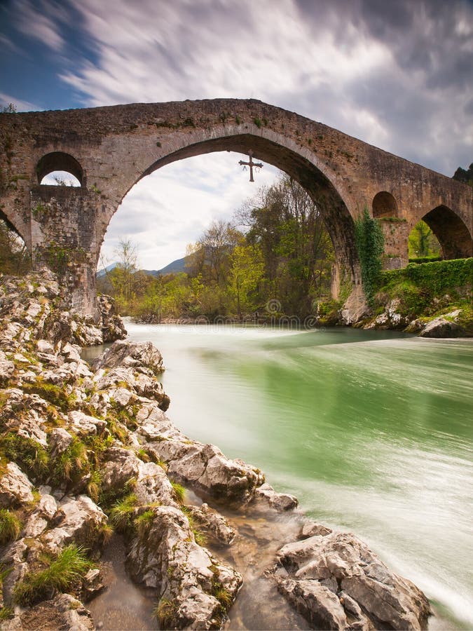 Alte römische Steinbrücke in Cangas de Onis (Asturien), Spanien stockbild Alte römische Steinbrücke in Cangas de Onis (Asturien), Spanien stockbild