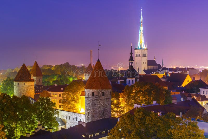 Alte Stadt der Vogelperspektive nachts, Tallinn, Estland lizenzfreie stockbilder Alte Stadt der Vogelperspektive nachts, Tallinn, Estland lizenzfreie stockbilder