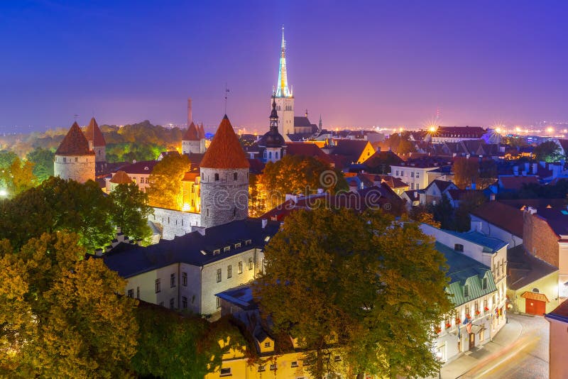 Alte Stadt der Vogelperspektive nachts, Tallinn, Estland lizenzfreie stockfotografie Alte Stadt der Vogelperspektive nachts, Tallinn, Estland lizenzfreie stockfotografie