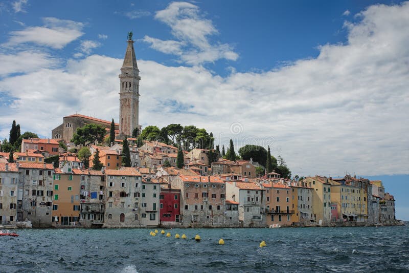 Alte Stadt Rovinj in Kroatien am Sommertag lizenzfreie stockbilder Alte Stadt Rovinj in Kroatien am Sommertag lizenzfreie stockbilder