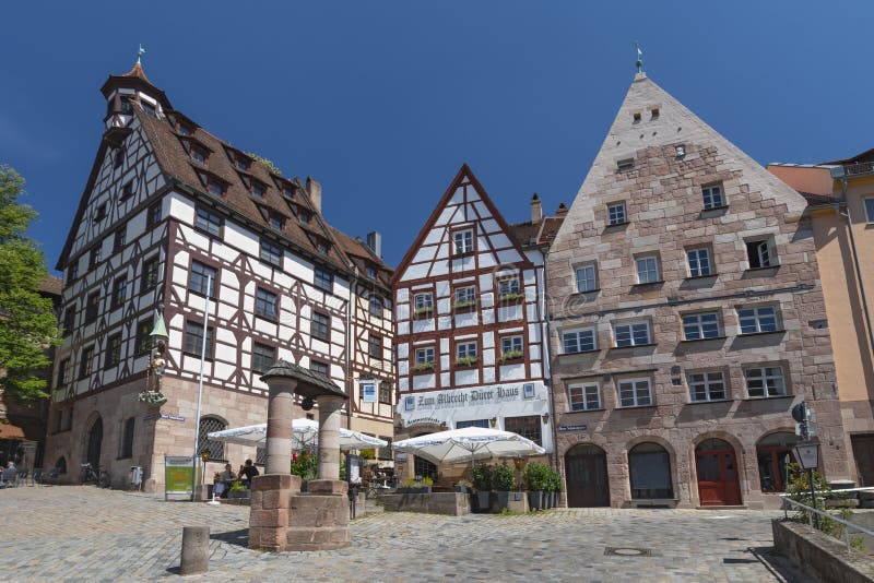Alte Stadt und das Quadrat Tiergaertnertorplatz mit dem Haus Pilatushaus und dem Restaurant Albrecht Duerer Haus, mittleres Franc lizenzfreie stockbilder Alte Stadt und das Quadrat Tiergaertnertorplatz mit dem Haus Pilatushaus und dem Restaurant Albrecht Duerer Haus, mittleres Franc lizenzfreie stockbilder