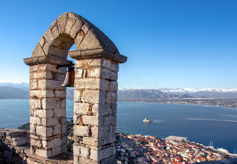 Alte Stadt von Nafplion in Griechenland-Ansicht vom Glockenturm, mit mit Ziegeln gedeckten Dächern, kleiner Hafen und bourtzi zie lizenzfreie stockfotografie Alte Stadt von Nafplion in Griechenland-Ansicht vom Glockenturm, mit mit Ziegeln gedeckten Dächern, kleiner Hafen und bourtzi zie lizenzfreie stockfotografie