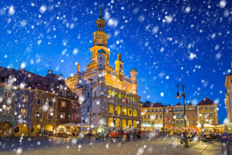 Alte Stadt Von Posen Auf Einer Kalten Winternacht Mit Fallendem Schnee Stockfoto Bild Von Fallendem Schnee