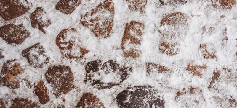 Alte Steinpflasterung bedeckt mit Schnee im Winter stockfotos Alte Steinpflasterung bedeckt mit Schnee im Winter stockfotos