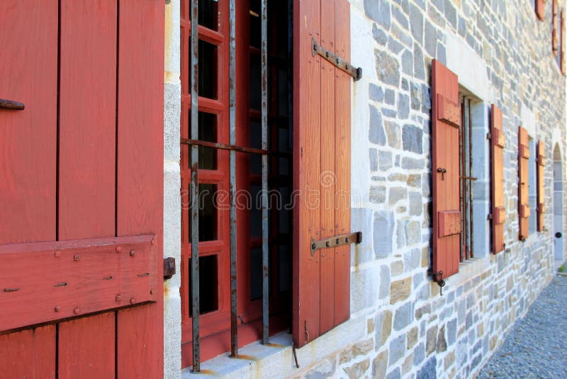 Alte Steinwand mit Rot Fensterläden geschlossenen Fenstern