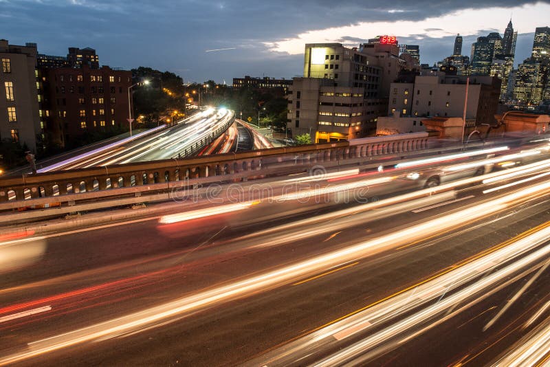Alte strade asfaltate elevate di modo della giunzione con i semafori dell'automobile di notte nella città fotografia stock libera da diritti Alte strade asfaltate elevate di modo della giunzione con i semafori dell'automobile di notte nella città fotografia stock libera da diritti