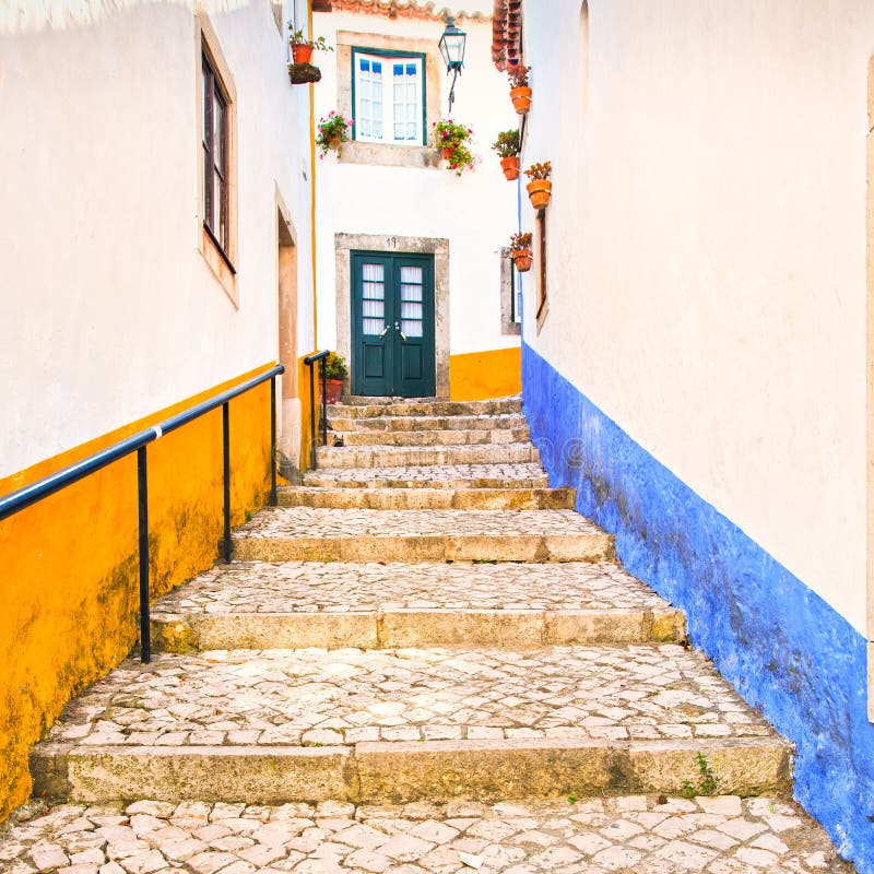 Alte städtische Straße und bunte Fassaden in Obidos Oeste, Leiria, lizenzfreie stockfotografie Alte städtische Straße und bunte Fassaden in Obidos Oeste, Leiria, lizenzfreie stockfotografie