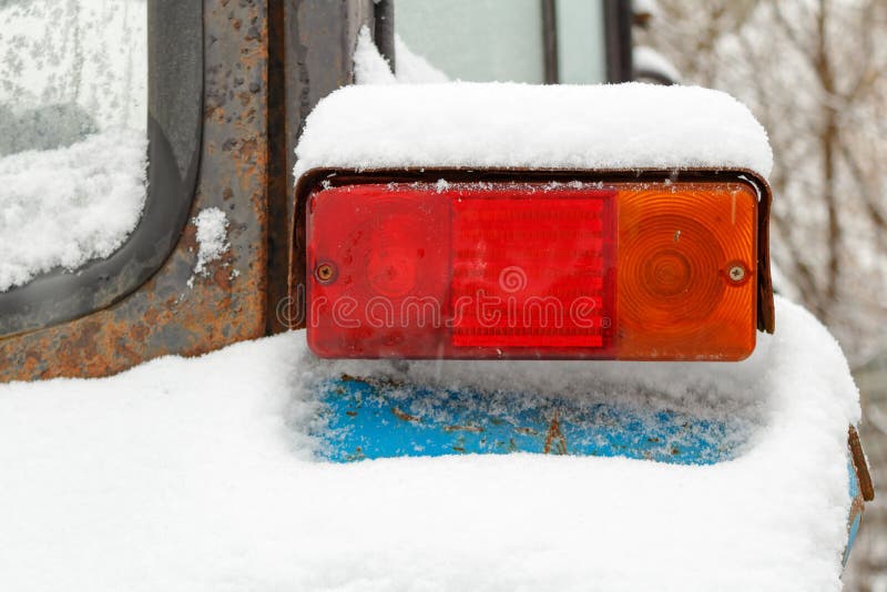 Alte Traktorrücklichtnahaufnahme bedeckt mit Schnee im Winter lizenzfreie stockfotos Alte Traktorrücklichtnahaufnahme bedeckt mit Schnee im Winter lizenzfreie stockfotos