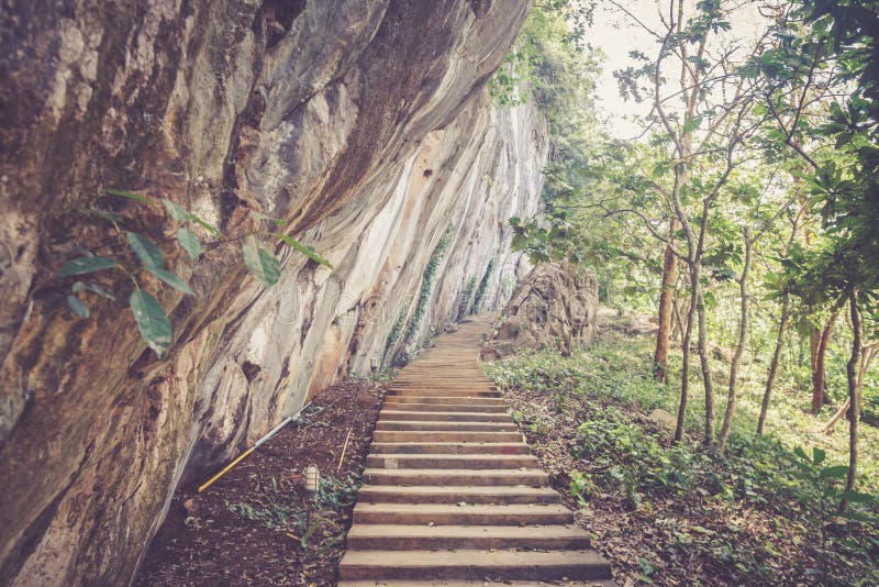 Alte Treppen, die zu Tempel auf der Klippe führen stockfotos Alte Treppen, die zu Tempel auf der Klippe führen stockfotos