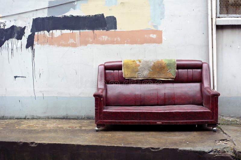 Alte verlassene Couch entleert auf chinesische Straße stockbilder Alte verlassene Couch entleert auf chinesische Straße stockbilder