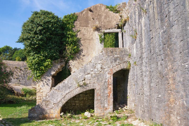 Alte Verstärkungen Ruiniertes Fort Montenegro, Stadt Herceg Novi, Ansicht der spanischen Festung Spanjola-Festung lizenzfreies stockbild Alte Verstärkungen Ruiniertes Fort Montenegro, Stadt Herceg Novi, Ansicht der spanischen Festung Spanjola-Festung lizenzfreies stockbild