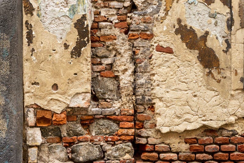 Alte verwitterte Backsteinmauer stockfoto