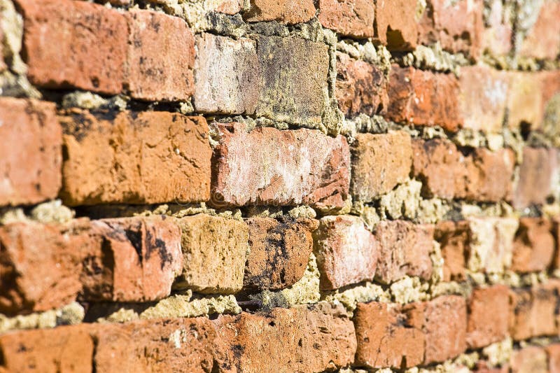 Alte verwitterte Ziegelwand mit beschädigten Ziegeln flache Tiefe des Feldkonzepts selektiver Fokus stockbild