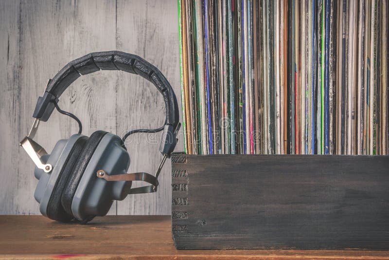 Alte Vinylaufzeichnungen und Kopfhörer stockbild Alte Vinylaufzeichnungen und Kopfhörer stockbild
