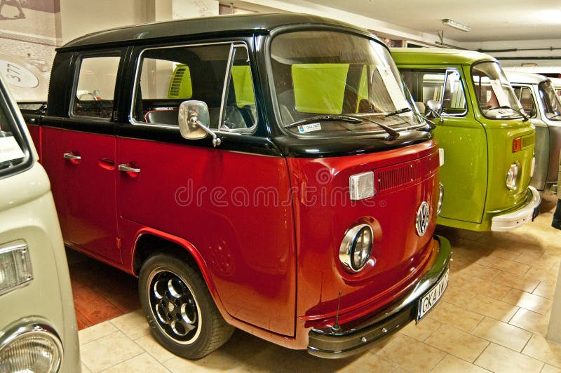Alte VW-Busse in Einem Museum Redaktionelles Stockfoto - Bild von