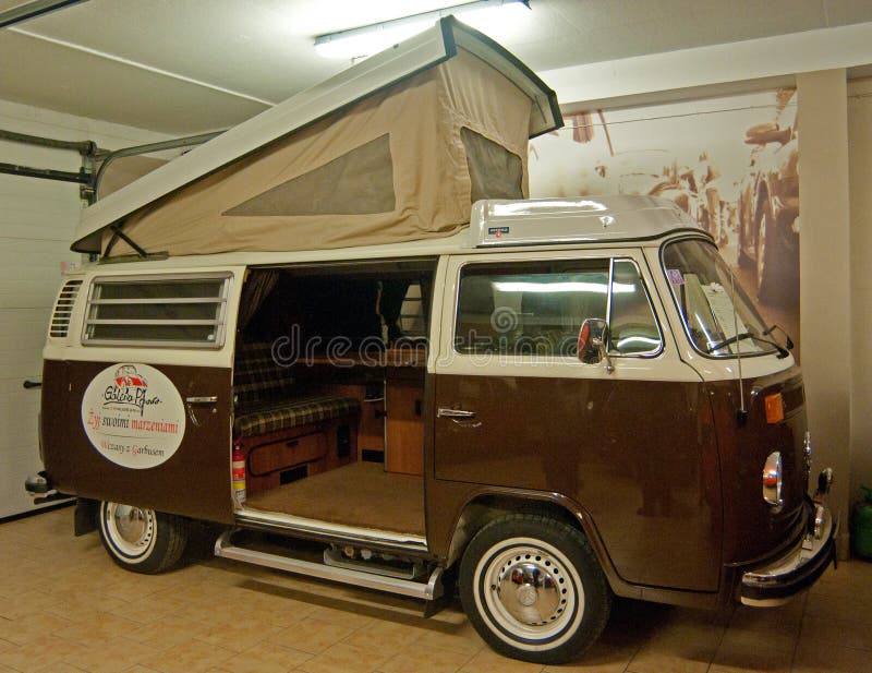 Alte VW-Busse in Einem Museum Redaktionelles Stockbild - Bild von türen