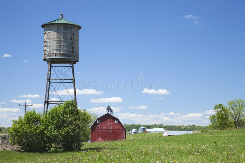 Alte Wasserzisterne und rote Scheune in ländlichem Iowa