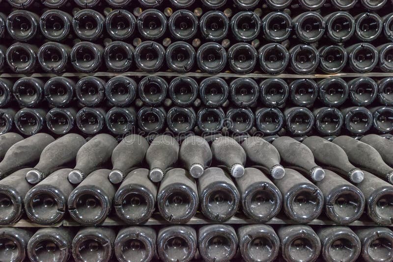 Alte Wein-Flaschen lizenzfreie stockfotografie Alte Wein-Flaschen lizenzfreie stockfotografie