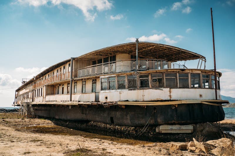 Alte Weinlese verlie? das verrostete Schiff, das gestrandet Schiffbruchunfall am Anfang XX des Jahrhunderts in der Krimk?ste auf lizenzfreie stockfotos Alte Weinlese verlie? das verrostete Schiff, das gestrandet Schiffbruchunfall am Anfang XX des Jahrhunderts in der Krimk?ste auf lizenzfreie stockfotos