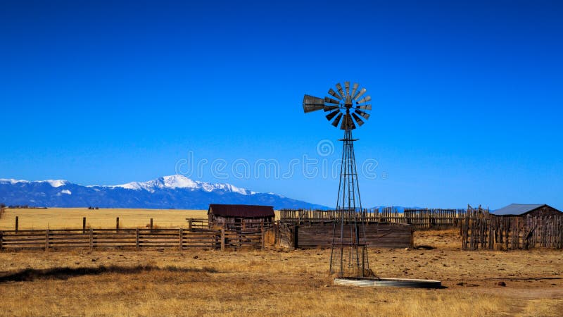 Alte Windmühle auf dem Grasland lizenzfreies stockbild Alte Windmühle auf dem Grasland lizenzfreies stockbild
