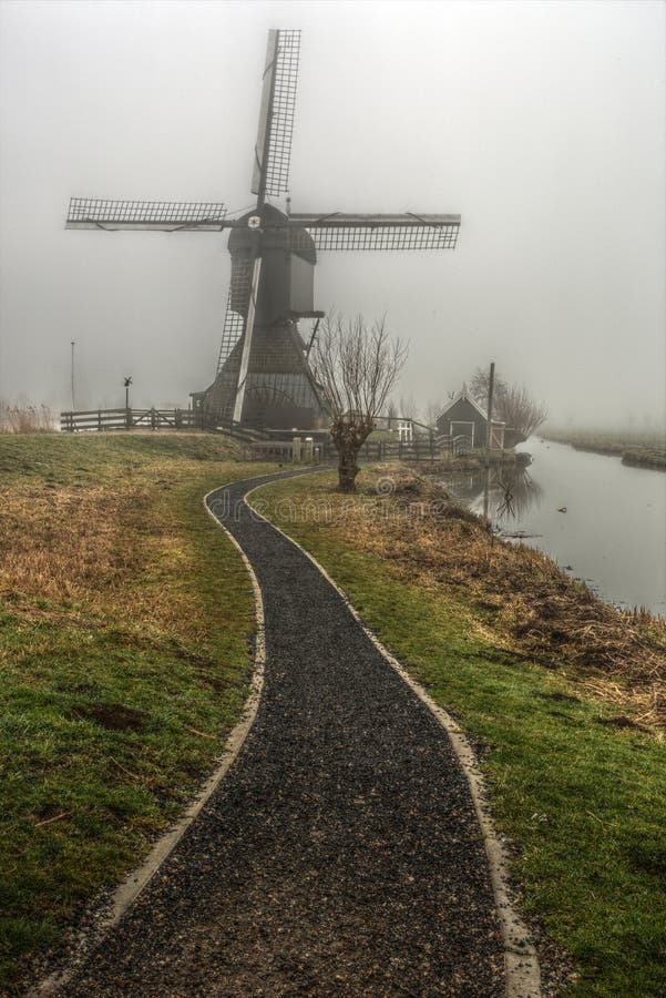 Alte Windmühle in Kinderdijk, die Niederlande Alte Windmühle in Kinderdijk, die Niederlande