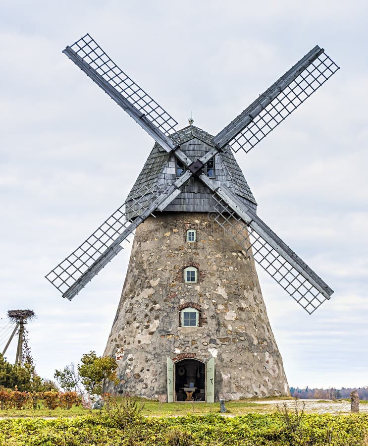 Alte Windmühle nahe Cesis, Lettland, Europa lizenzfreies stockbild Alte Windmühle nahe Cesis, Lettland, Europa lizenzfreies stockbild