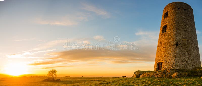 Alte Windmühle am Sonnenuntergang stockbild Alte Windmühle am Sonnenuntergang stockbild