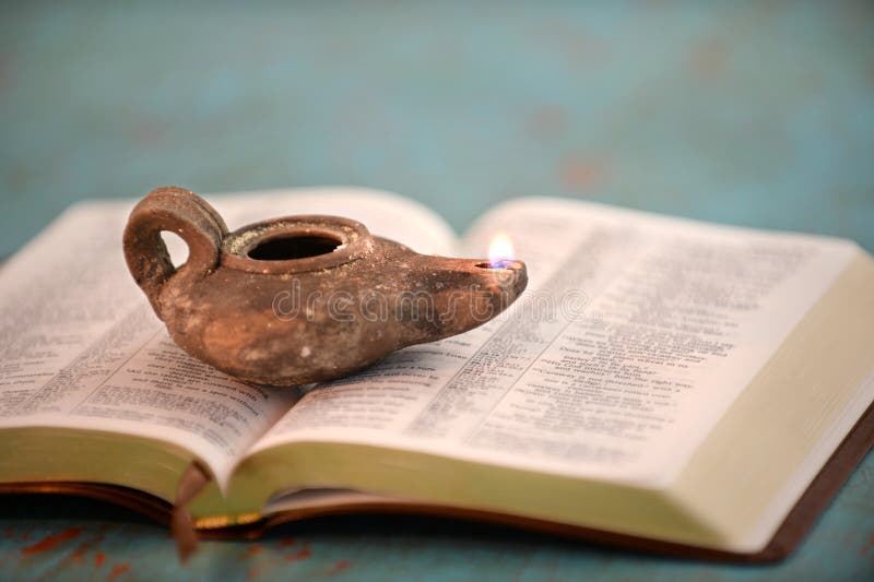 Alte Öl-Lampe auf offener Bibel