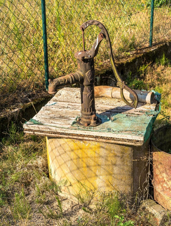 Alter Brunnen im Garten stockfoto. Bild von hintergrund