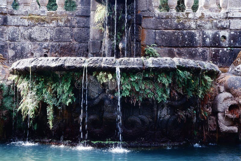 Alter Brunnen im Garten stockfoto. Bild von grün, leuchte
