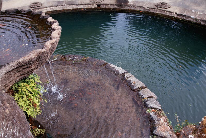 Alter Brunnen im Garten stockfoto. Bild von grün, leuchte