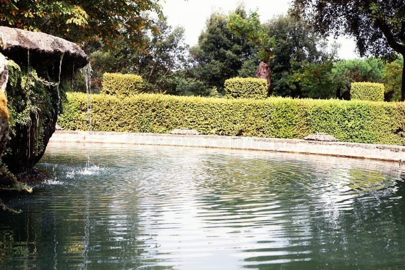 Alter Brunnen im Garten stockfoto. Bild von grün, leuchte