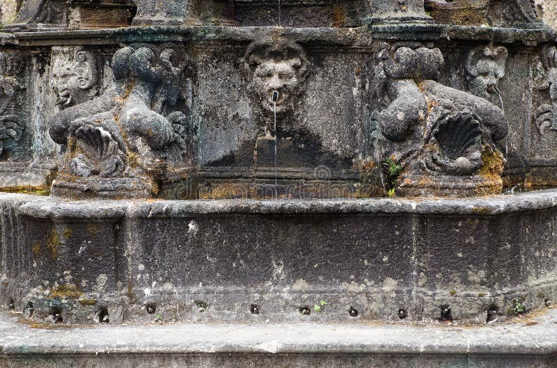 Alter Brunnen im Garten stockfoto. Bild von grün, leuchte