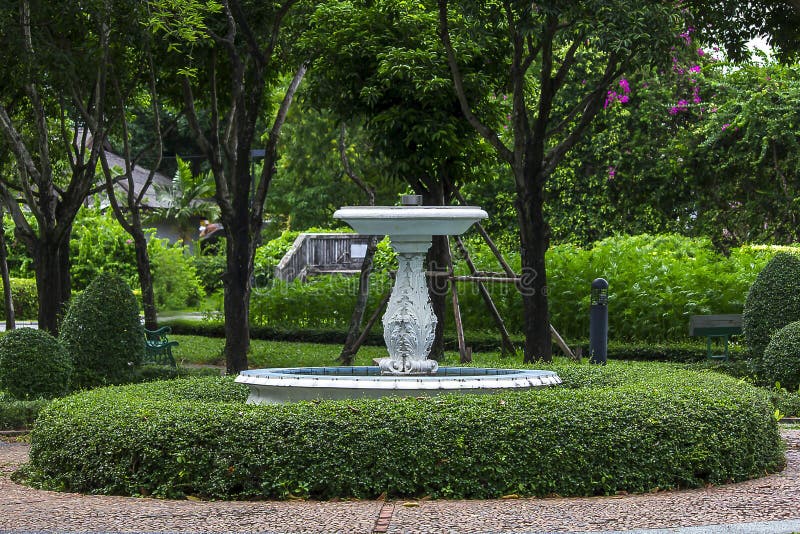 Alter Brunnen im Park stockbild. Bild von brunnen, park
