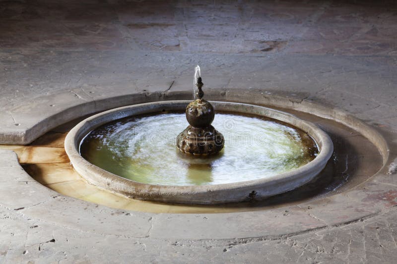 Alter Brunnen In Sevilla, Spanien Stockfoto Bild von