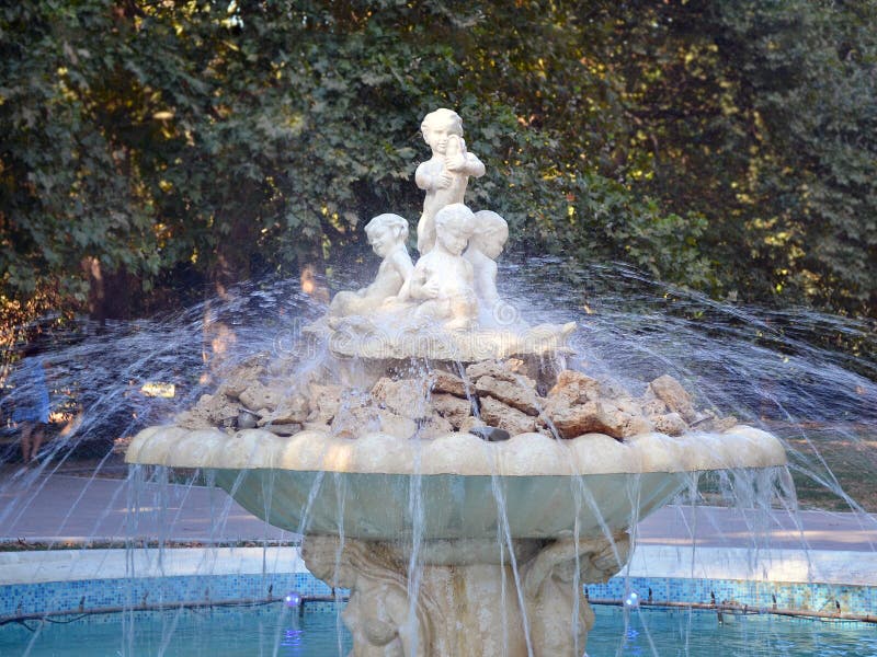 Alter Brunnen verziert mit vier Skulpturen des Spielens von Kindern im Küsten-Park von Varna lizenzfreie stockfotos Alter Brunnen verziert mit vier Skulpturen des Spielens von Kindern im Küsten-Park von Varna lizenzfreie stockfotos