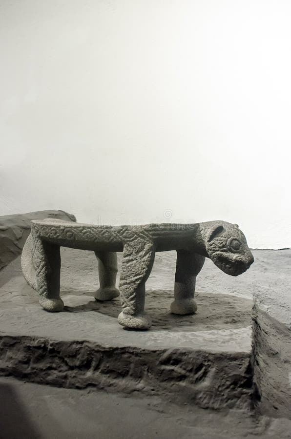 Alter Costa Rica Metate mit der Form von Jaguar stockfotos Alter Costa Rica Metate mit der Form von Jaguar stockfotos