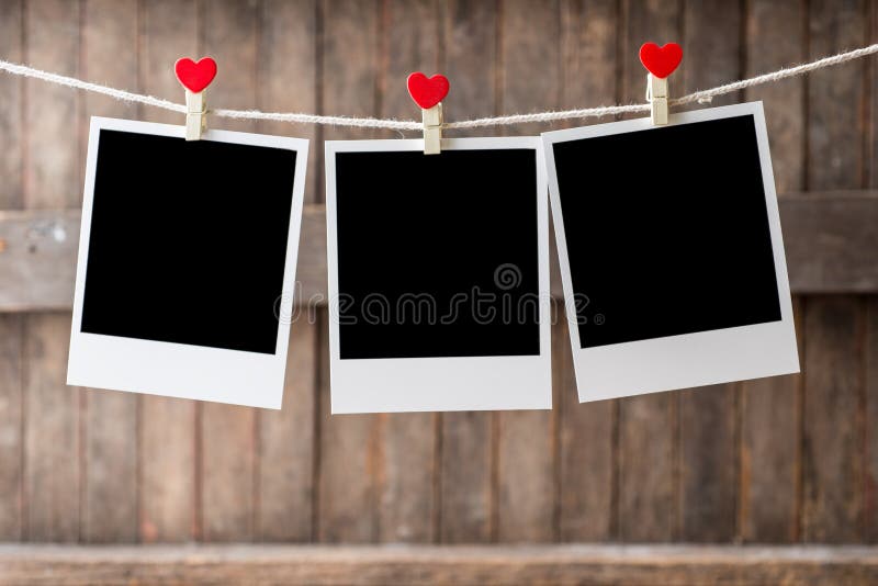 Alter drei Bilderrahmen, der an der Wäscheleine hängt stockfoto Alter drei Bilderrahmen, der an der Wäscheleine hängt stockfoto