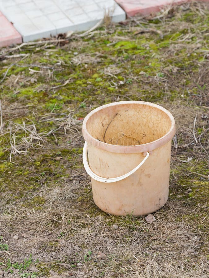 Alter Eimer Plastik Im Garten Stockfoto Bild von farbe, gelöscht