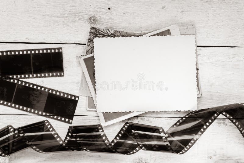 Alter Film und Foto auf weißem hölzernem Hintergrund Leerer Rahmen für Entwurf stockfotografie Alter Film und Foto auf weißem hölzernem Hintergrund Leerer Rahmen für Entwurf stockfotografie